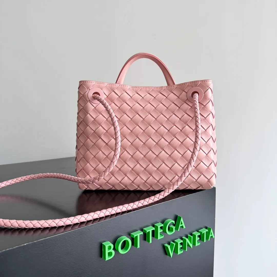 The 2023 new Andiamo batch of 1860 BV has been shipped‼ ️Really popular🔥The new Andiamo woven handbag launched by Bottega Veneta this season is really popular all over the world! ! Celebrities at home and abroad have worn it, and Oscar-winning actress Michelle Yeoh has taken it out on the street. Song Jia, Trai Yara, Yu Feihong, Sanji Ayaka, Rosie Hunting-Whiteley, Yoshioka Riho, etc. have all picked up this bag. It is classic and versatile, showing off its temperament, and the bag capacity is also large, which is very convenient for daily commuting! ! A variety of carrying methods, the shoulder straps can be adjusted by yourself, the original lambskin feels soft and delicate, and the unisex style breaks gender boundaries and brings a more practical and longer-lasting use experience. Andiamo, which has both elegant and casual styles, perfectly interprets the true appearance of "fashionable old money style". Style number: 743568 Size: 25*22*10.5cm
